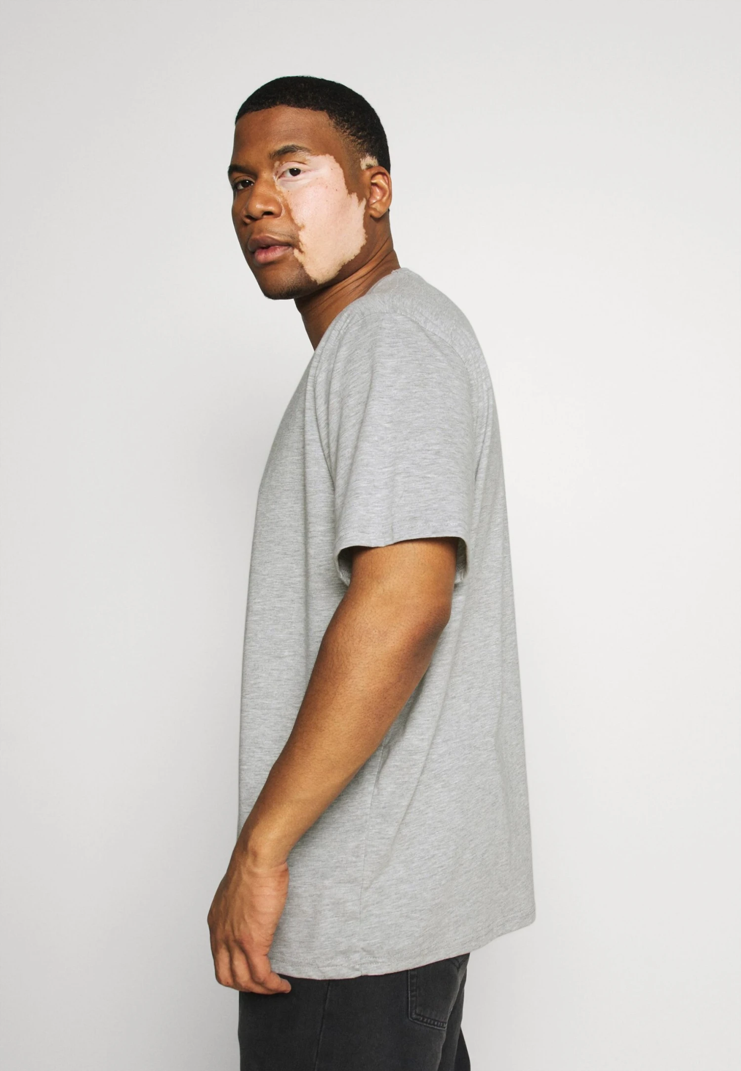 Pier One 5 Pack - Camiseta Básica - Khaki/Grey/Dark Blue 4 Pier One 5 Pack - Camiseta Básica - Khaki/Grey/Dark Blue - Imagen 2