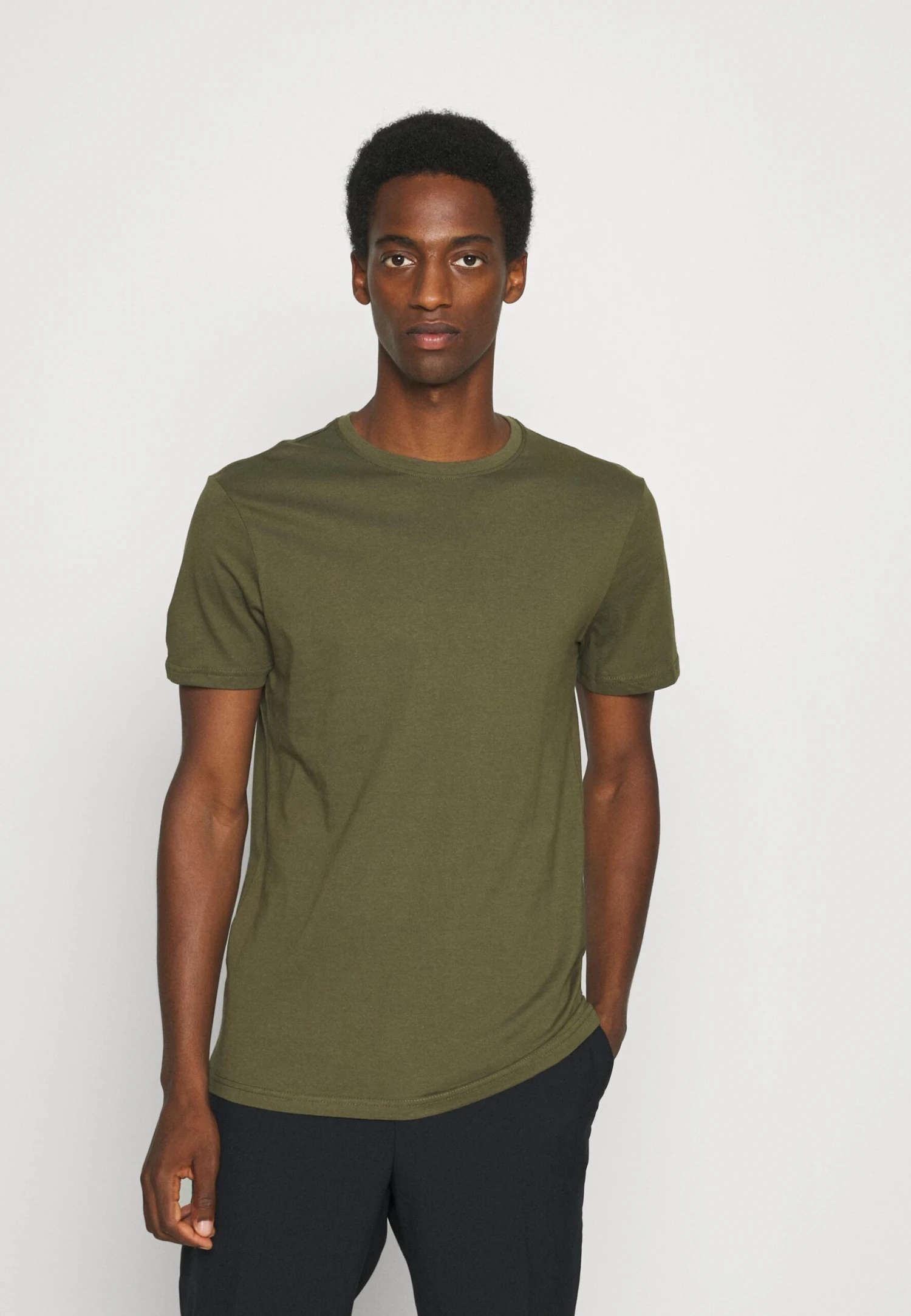 Pier One 5 Pack - Camiseta Básica - White/Dark Grey/Black 7 Pier One 5 Pack - Camiseta Básica - White/Dark Grey/Black - Imagen 5