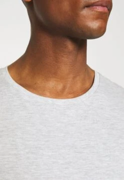 Pier One 5 Pack - Camiseta Básica - Black/White/Light Grey 18 Pier One 5 Pack - Camiseta Básica - Black/White/Light Grey -Pier One Tienda de ventas 781514b98ac940a2934d4a3cf6c9ca05