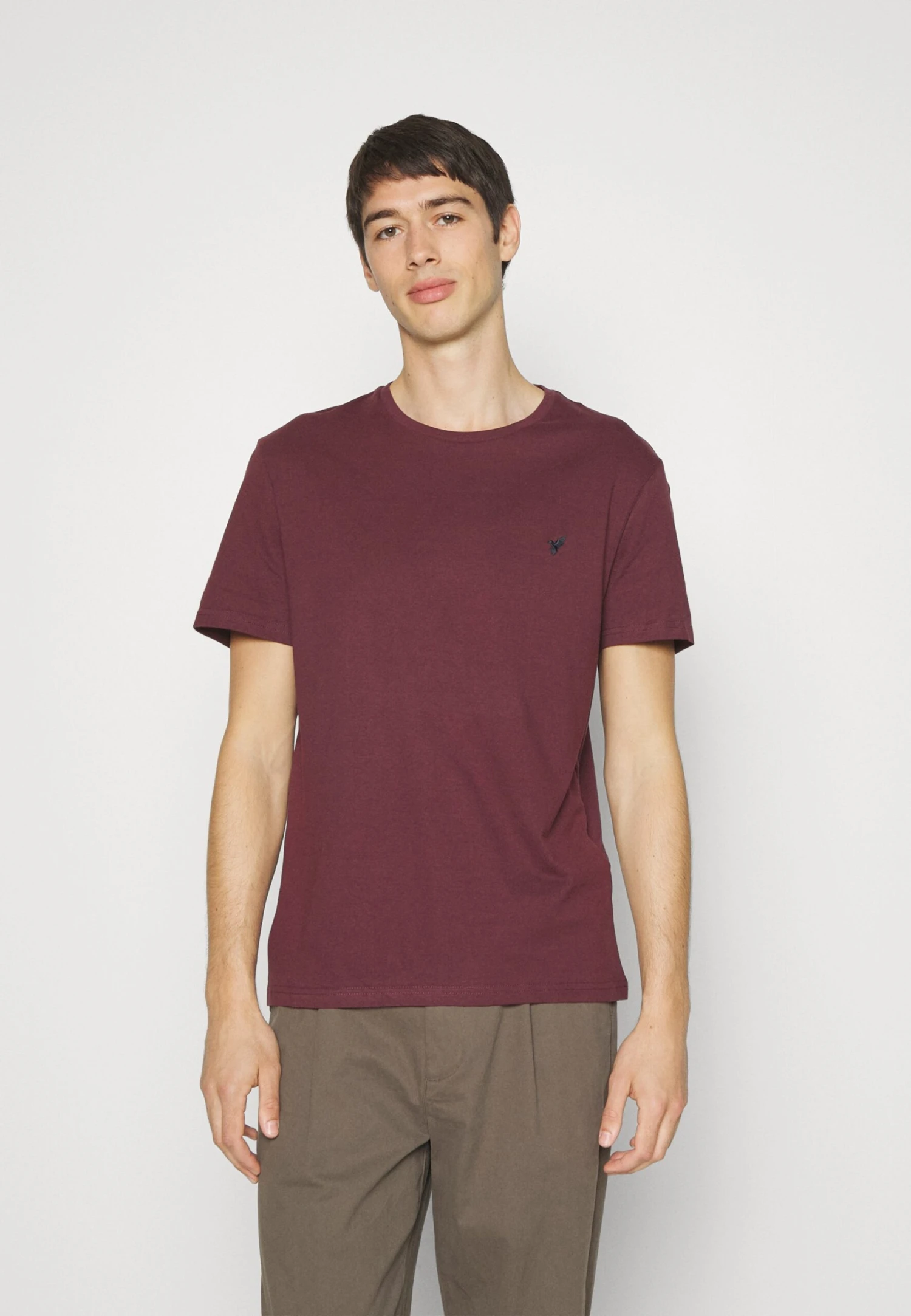 Pier One 5 Pack - Camiseta Básica - Black/White/Dark Blue 4 Pier One 5 Pack - Camiseta Básica - Black/White/Dark Blue - Imagen 2