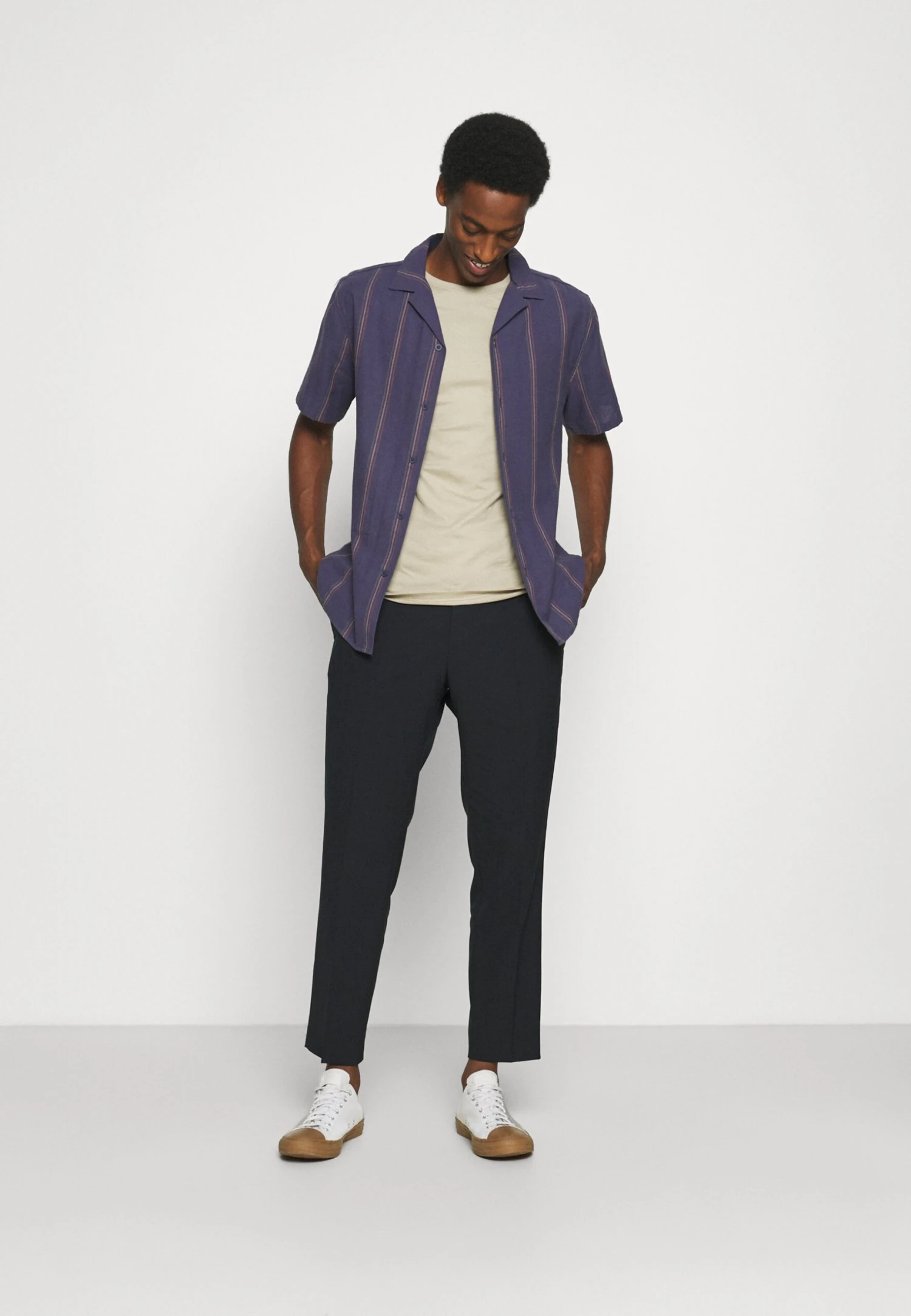 Pier One 5 Pack - Camiseta Básica - White/Dark Grey/Black 3 Pier One 5 Pack - Camiseta Básica - White/Dark Grey/Black