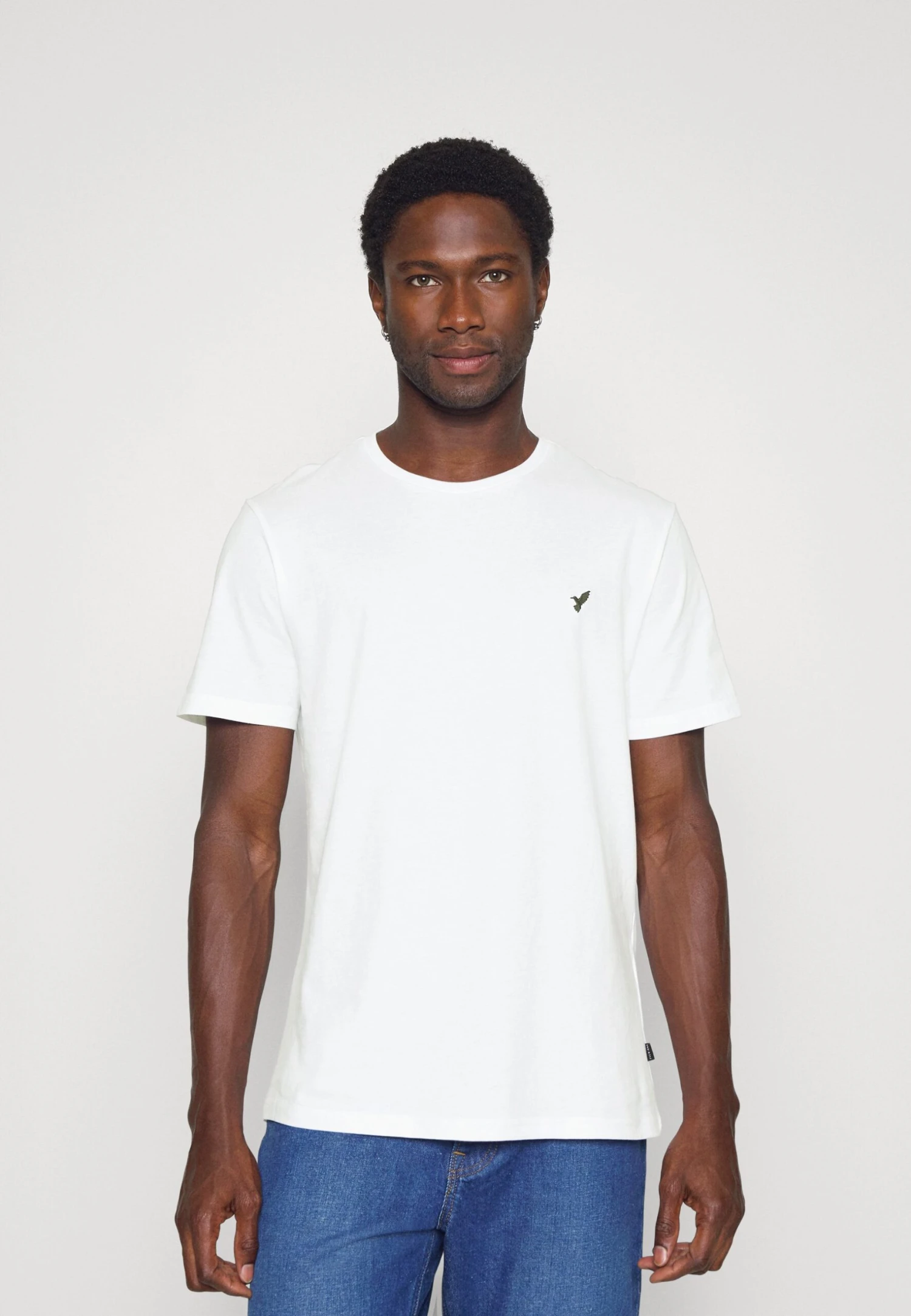 Pier One 5 Pack - Camiseta Básica - White/Blue/Stone 4 Pier One 5 Pack - Camiseta Básica - White/Blue/Stone - Imagen 2