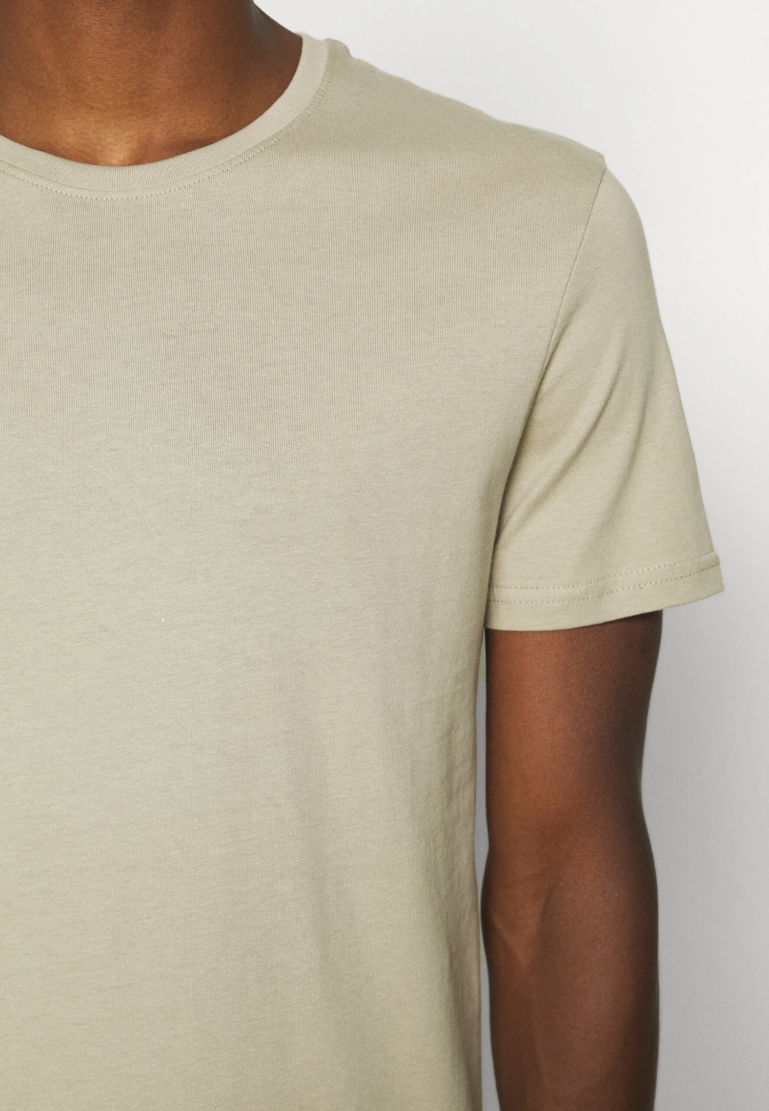 Pier One 5 Pack - Camiseta Básica - White/Dark Grey/Black 9 Pier One 5 Pack - Camiseta Básica - White/Dark Grey/Black - Imagen 7