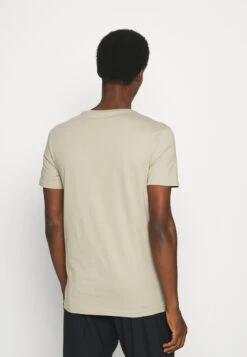 Pier One 5 Pack - Camiseta Básica - White/Dark Grey/Black 11 Pier One 5 Pack - Camiseta Básica - White/Dark Grey/Black -Pier One Tienda de ventas d4309172134f476283eb4fd8b00555ed