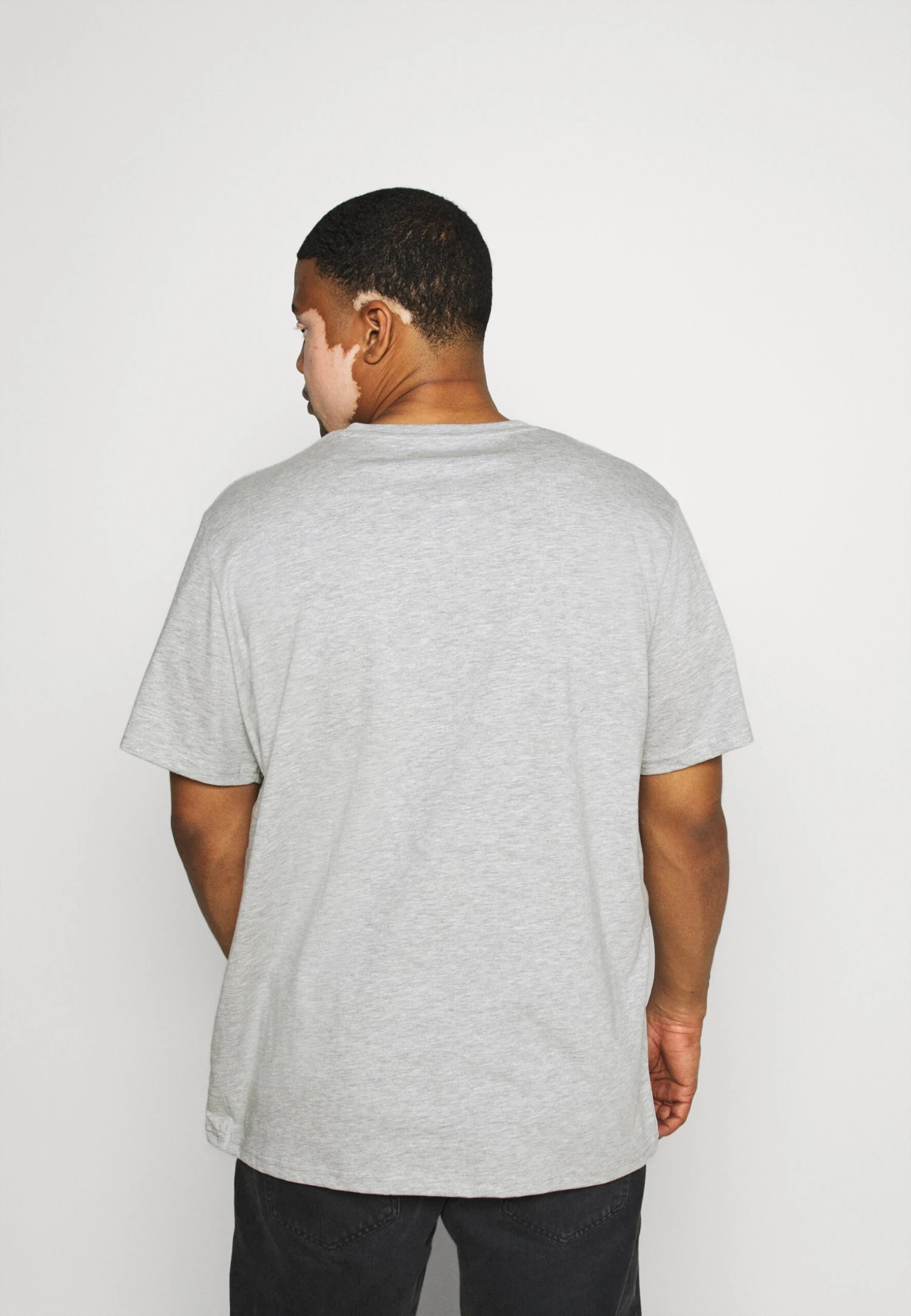 Pier One 5 Pack - Camiseta Básica - Khaki/Grey/Dark Blue 5 Pier One 5 Pack - Camiseta Básica - Khaki/Grey/Dark Blue - Imagen 3