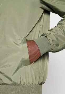 Pier One Chaquetas Bomber - Olive 13 Pier One Chaquetas Bomber - Olive -Pier One Tienda de ventas f01688b544f04c2d97a595ab3180822d