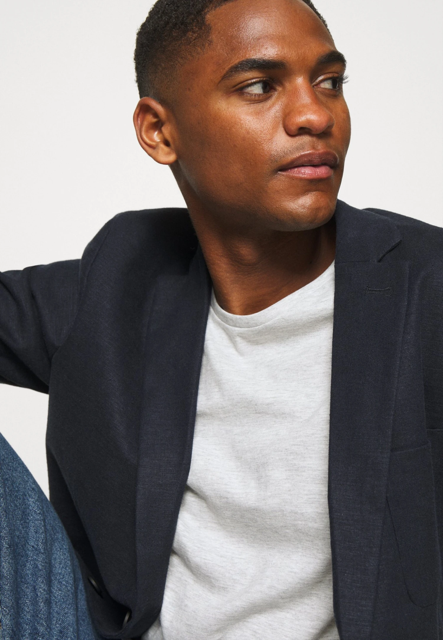 Pier One 5 Pack - Camiseta Básica - Black/White/Light Grey 8 Pier One 5 Pack - Camiseta Básica - Black/White/Light Grey - Imagen 6